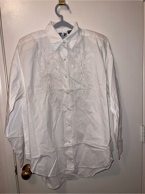 Rare Vintage White Embroidered Button-Up Shirt - Classic women’s shirt